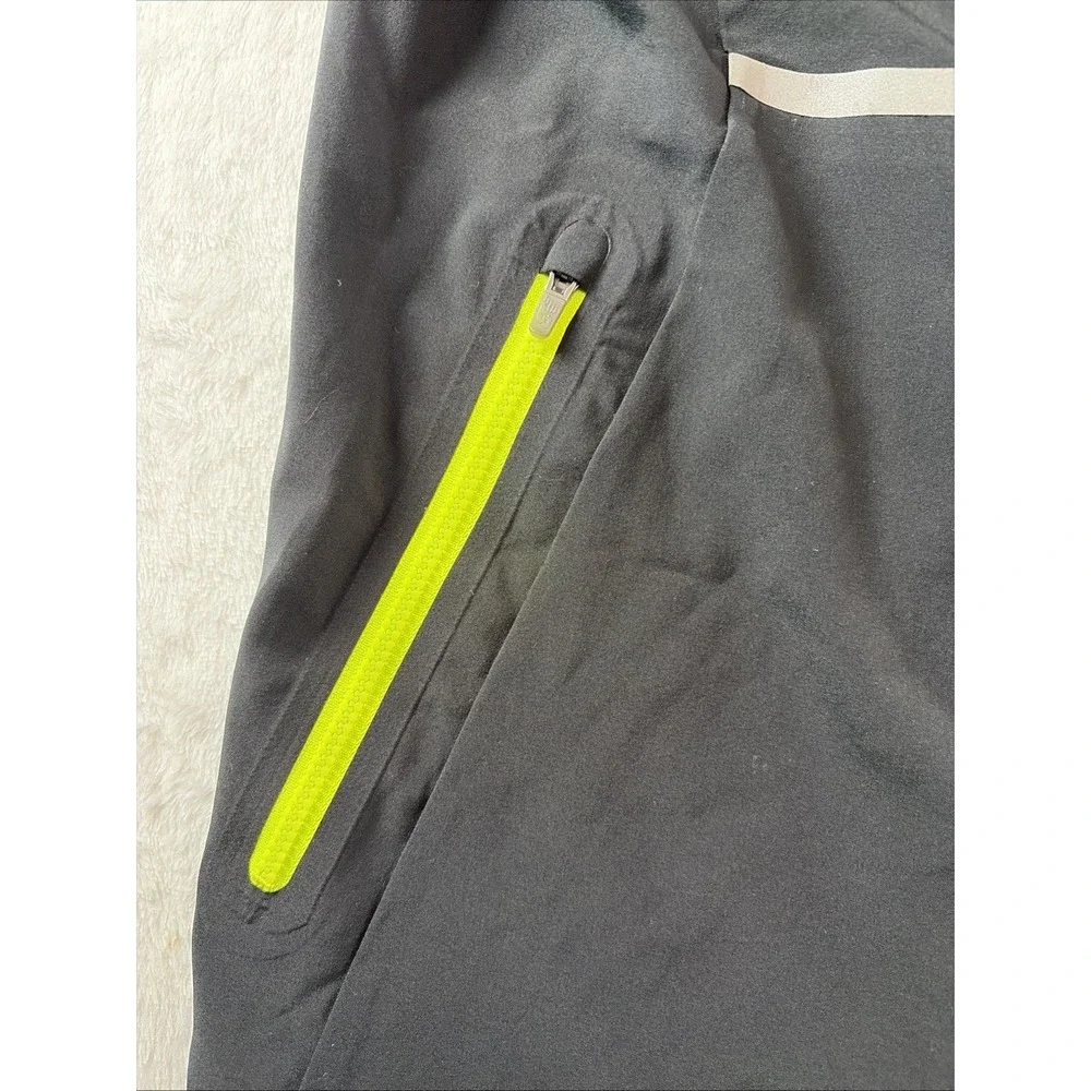 New Balance Beacon Vest (M) Black Athleisure Form Fitting Preppy Classic‎ Lines